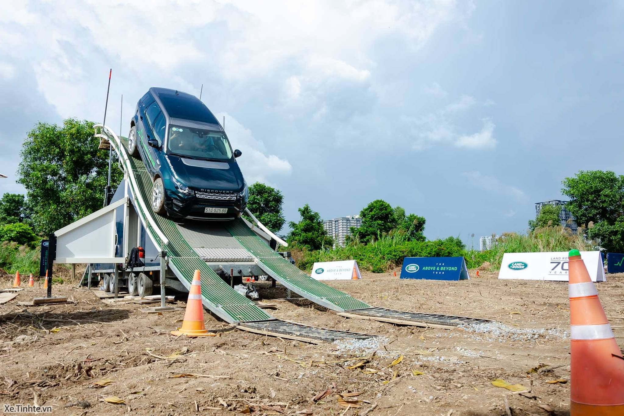 Land_Rover_Above_and_Beyond_Xe_Tinhte_023.jpg