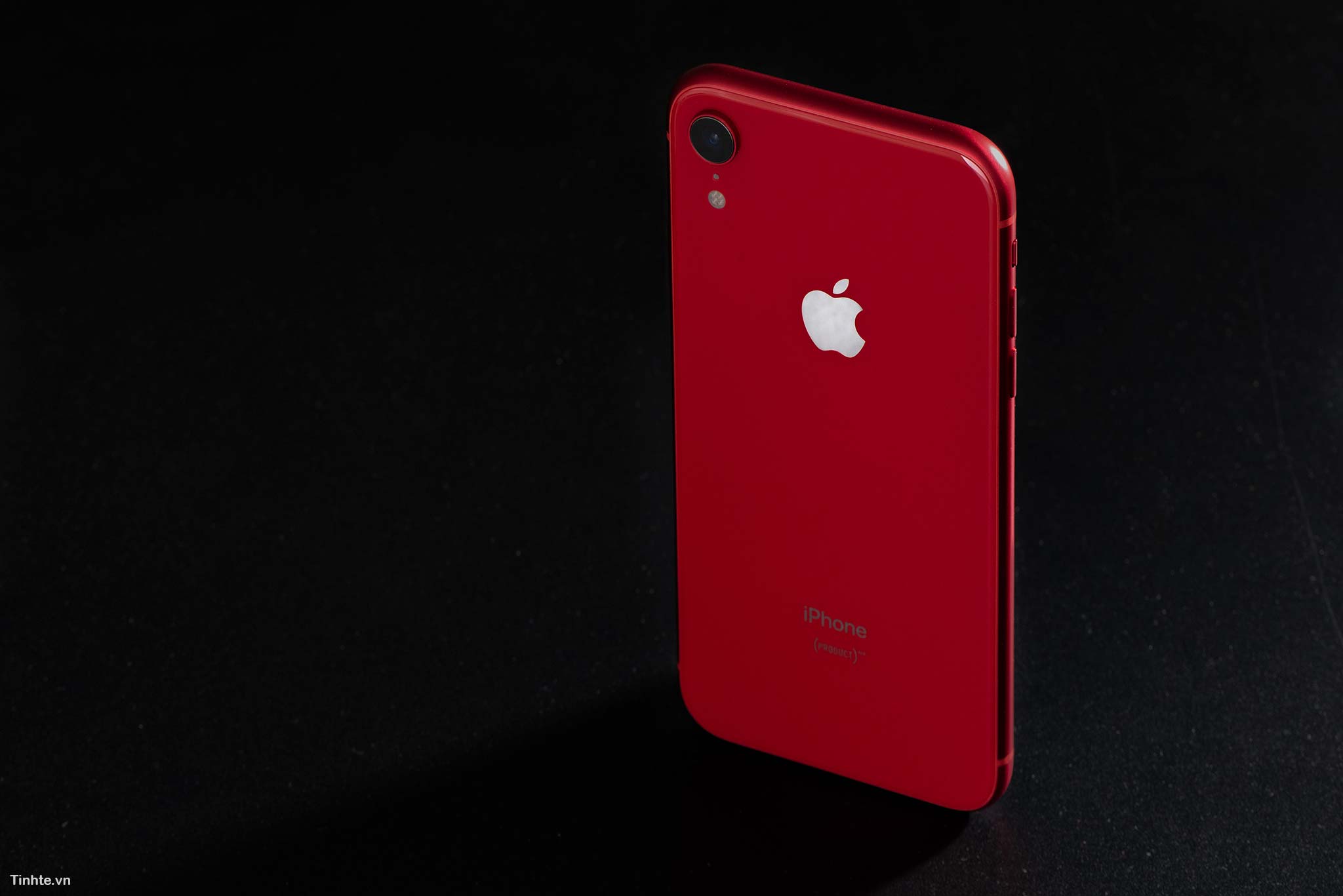 tinhte_tren_tay_iphone_xr_product_red_1.jpg