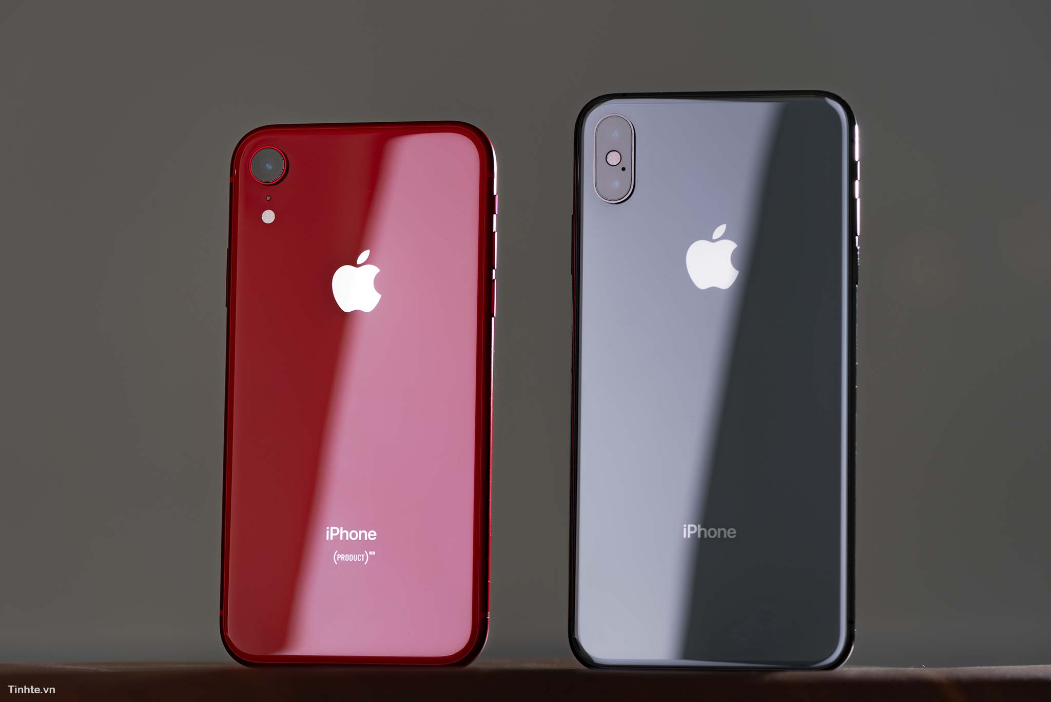 tinhte_tren_tay_iphone_xr_product_red_3.jpg