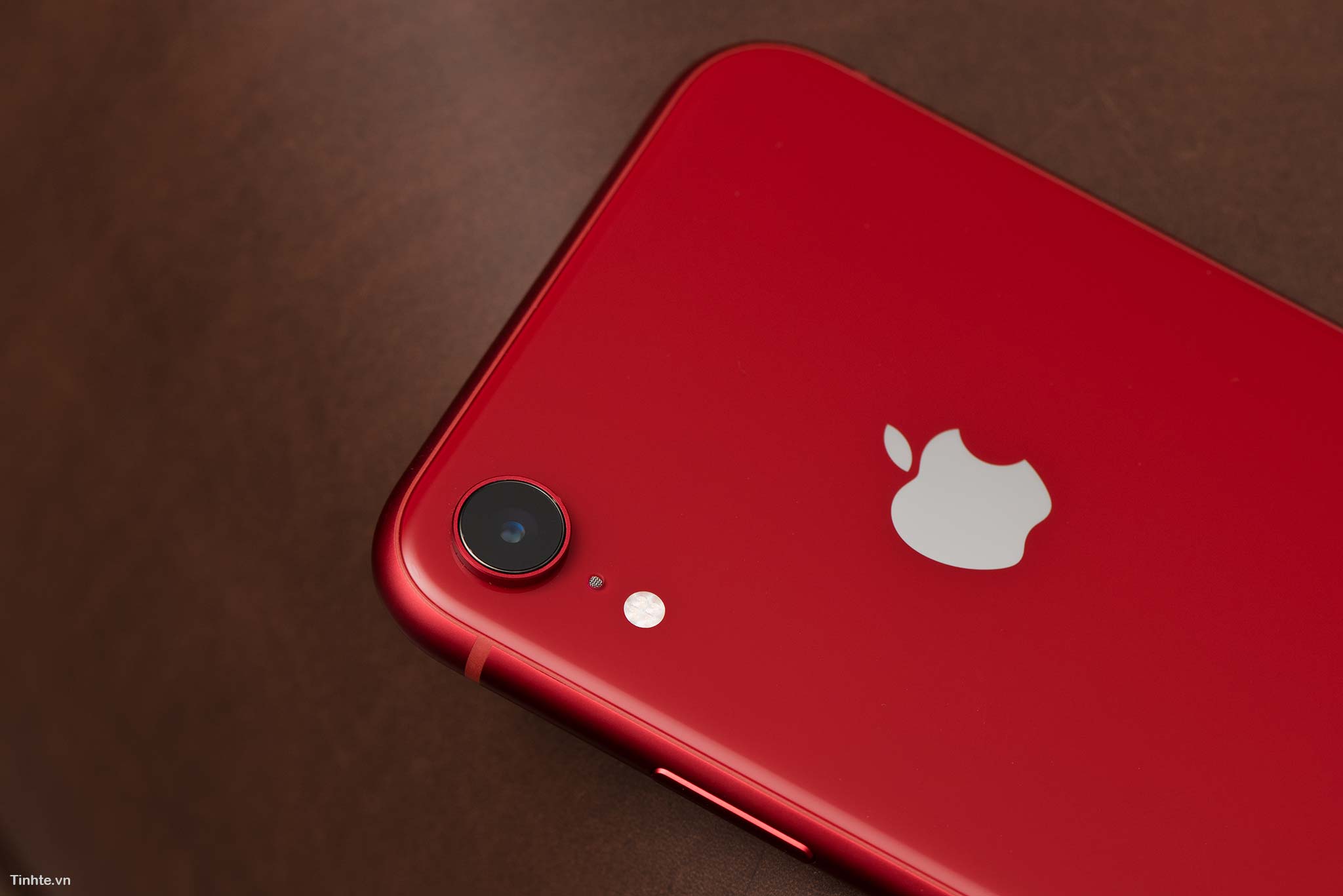 tinhte_tren_tay_iphone_xr_product_red_6.jpg