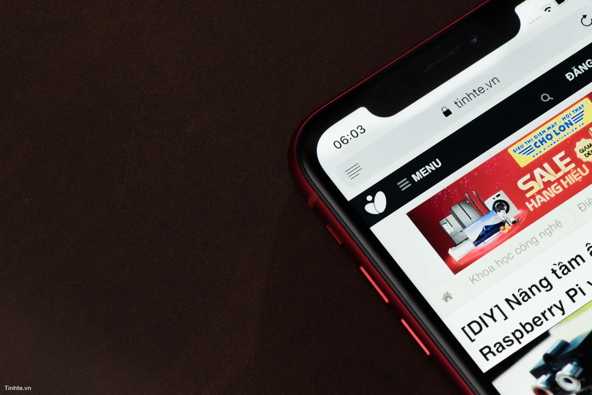 tinhte_tren_tay_iphone_xr_product_red_12.jpg