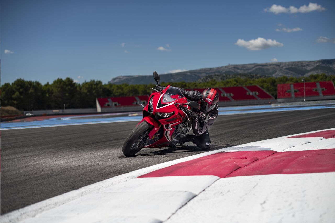 2019-honda-cbr650r-press-images-action-shots-2-59b3.jpg