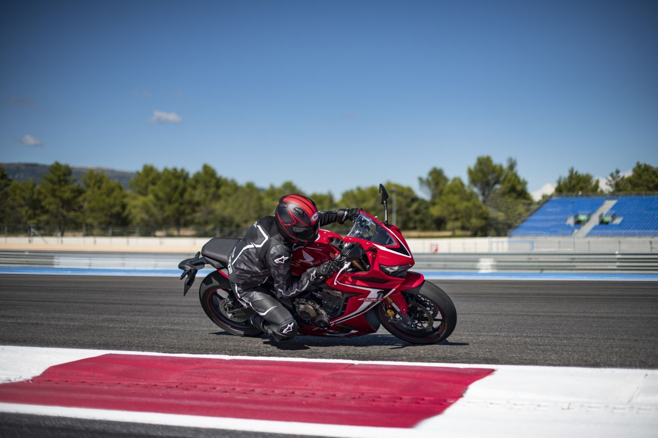 2019-honda-cbr650r-press-images-action-shots-5-c5aa.jpg