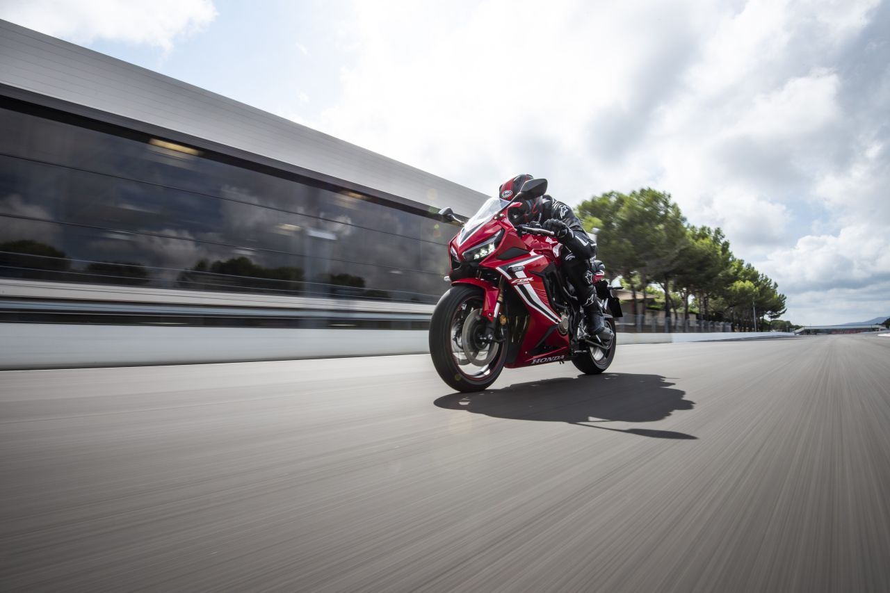 2019-honda-cbr650r-press-images-action-shots-13-bf17.jpg