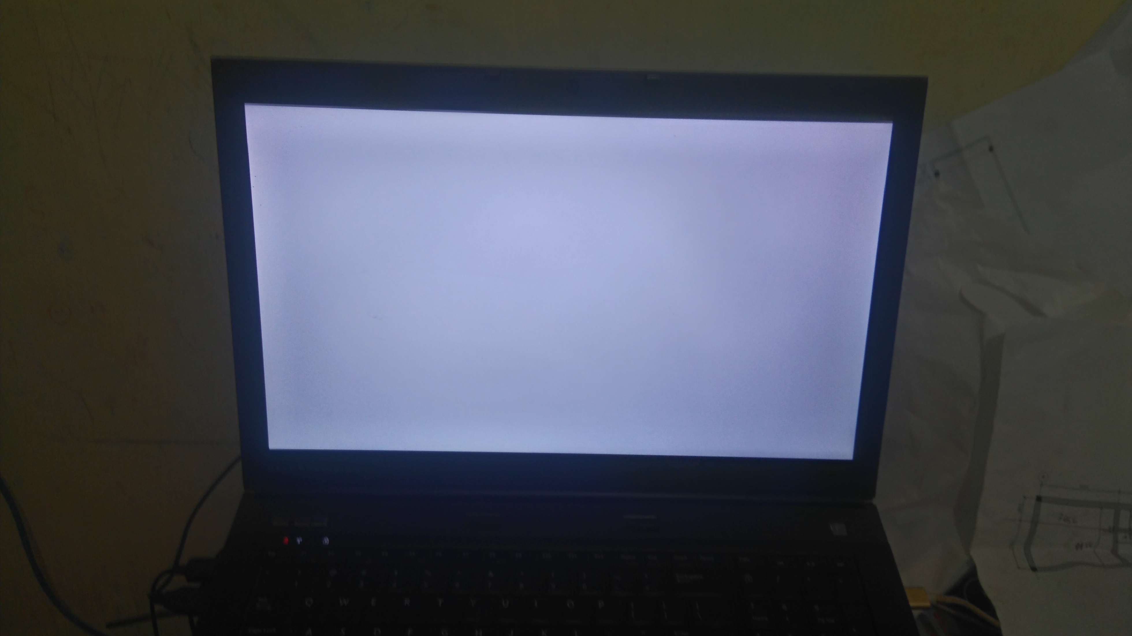 Lỗi màn hình laptop bị trắng xóa  Nguyên nhân và cách khắc phục  Laptop  Thiên Thành Kho laptop giá rẻ