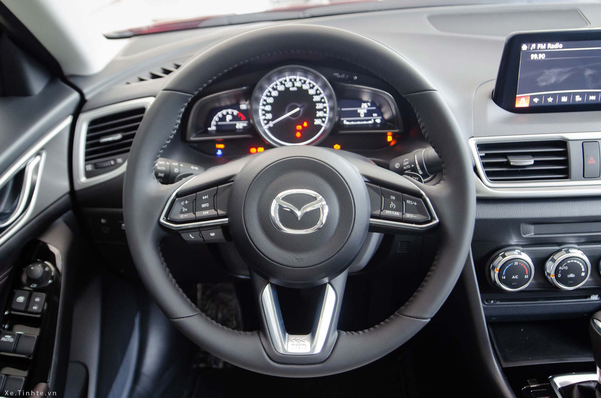 Mazda3_sedan_SE_noi_that_trăng_xe_Tinhte-(17).jpg