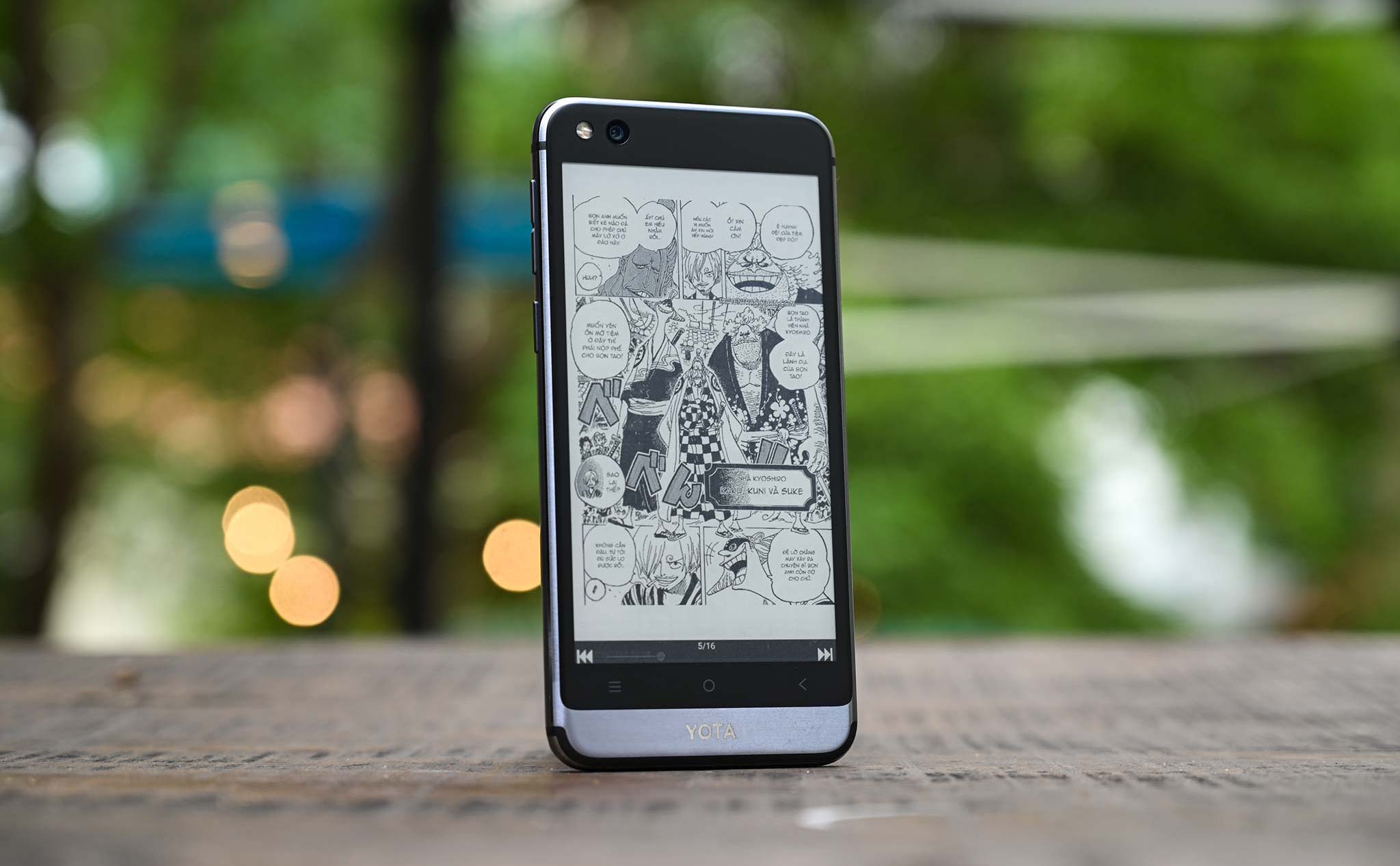 Yotaphone Y3 là chiếc điện thoại thông minh độc đáo bởi màn hình hai mặt, một mặt là màn hình màu và mặt còn lại là màn hình đen trắng giúp tiết kiệm pin. Hãy cùng khám phá chi tiết về những tính năng đặc biệt của Yotaphone Y3 qua hình ảnh liên quan.
