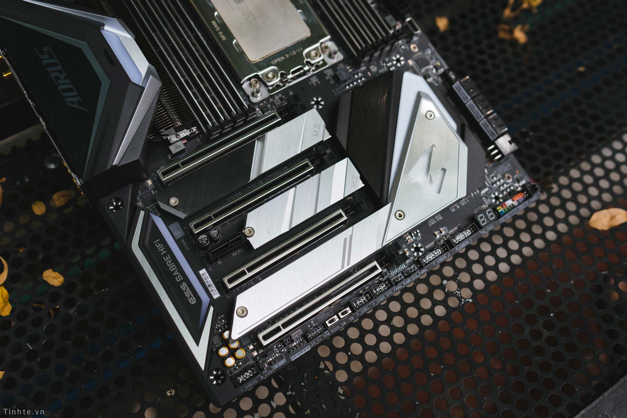 Aorus_X399-7.jpg