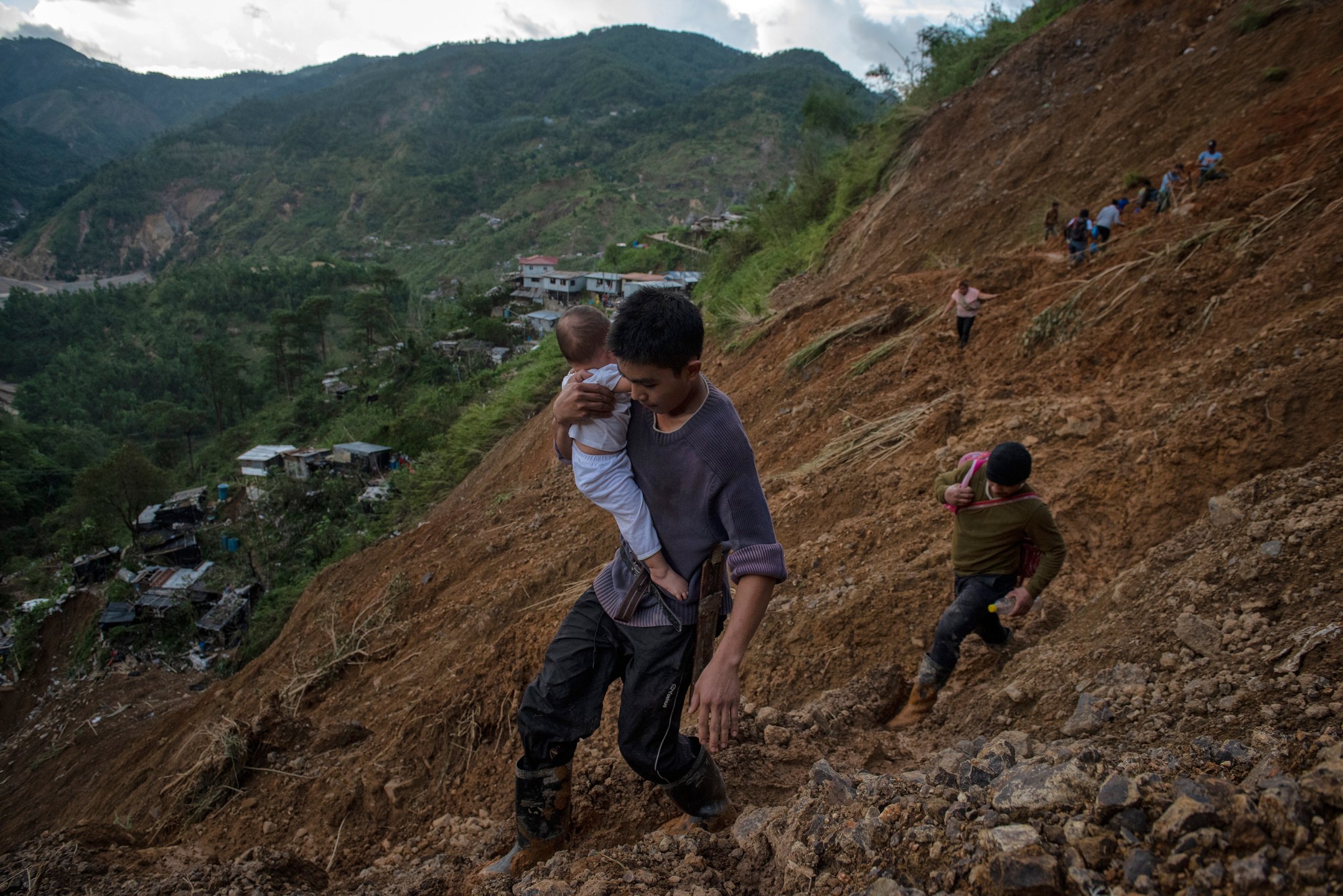 jes-aznar-philippines-landslide-top-100-photos-2018.jpg