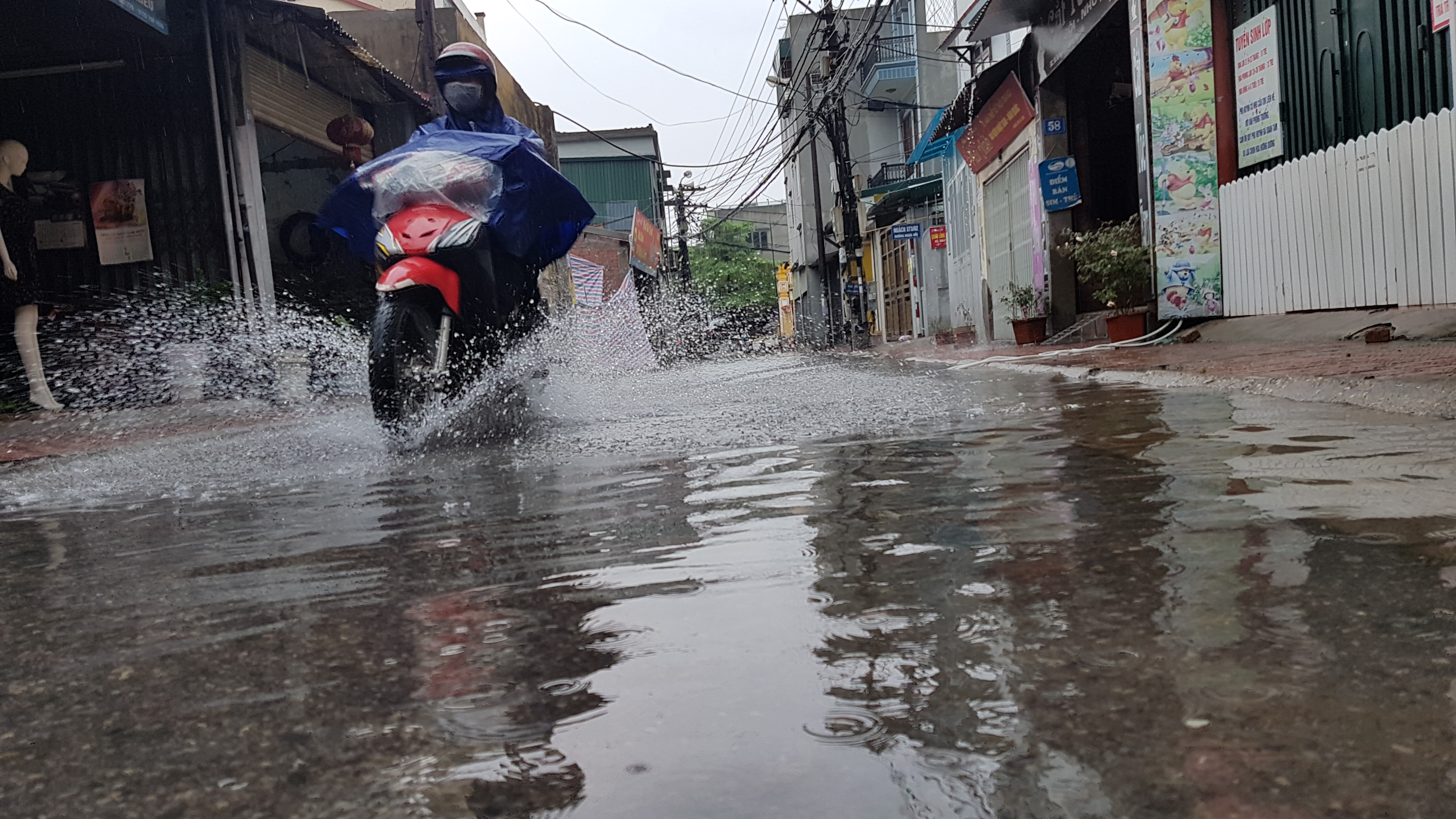 20180609 Mưa gió ngõ chợ tứ hiệp.jpg