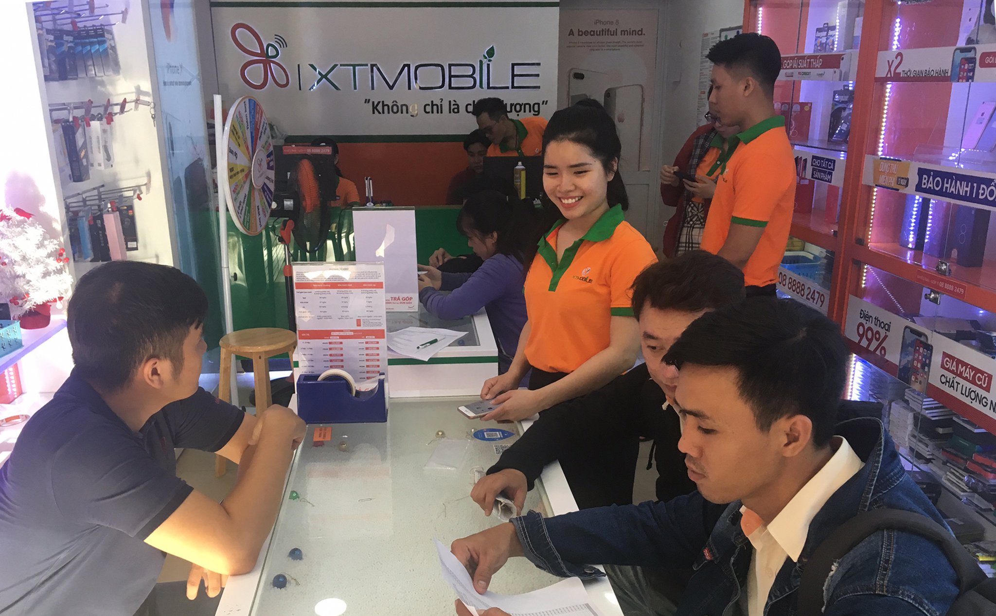 khach-hang-tham-gia-chuong-trinh-khuyen-mai-xtmobile.jpg