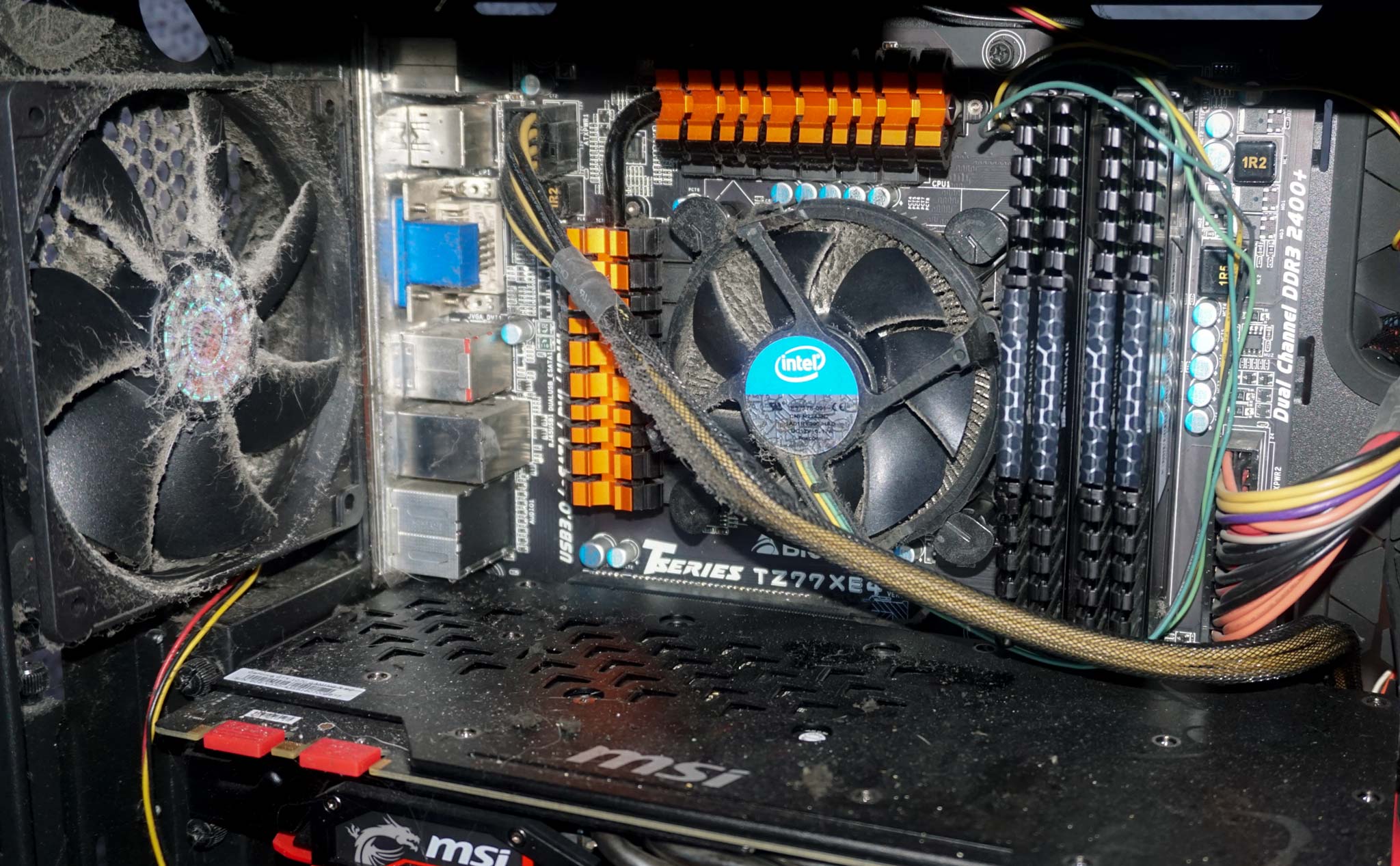 Máy tính đầy bụi bám quạt tản nhiệt CPU và case - nguyên nhân nóng máy gây bật tắt liên tục