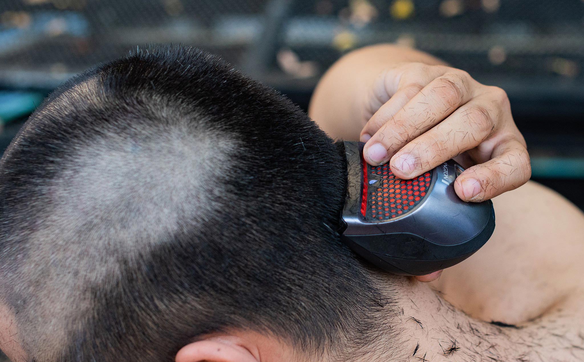 Tông đơ Remington là một thiết bị cắt tóc chuyên nghiệp và tin cậy cho mọi nhu cầu của bạn. Hãy xem hình ảnh các sản phẩm tông đơ của Remington để tìm kiếm thiết bị cắt tóc tốt nhất cho mình!