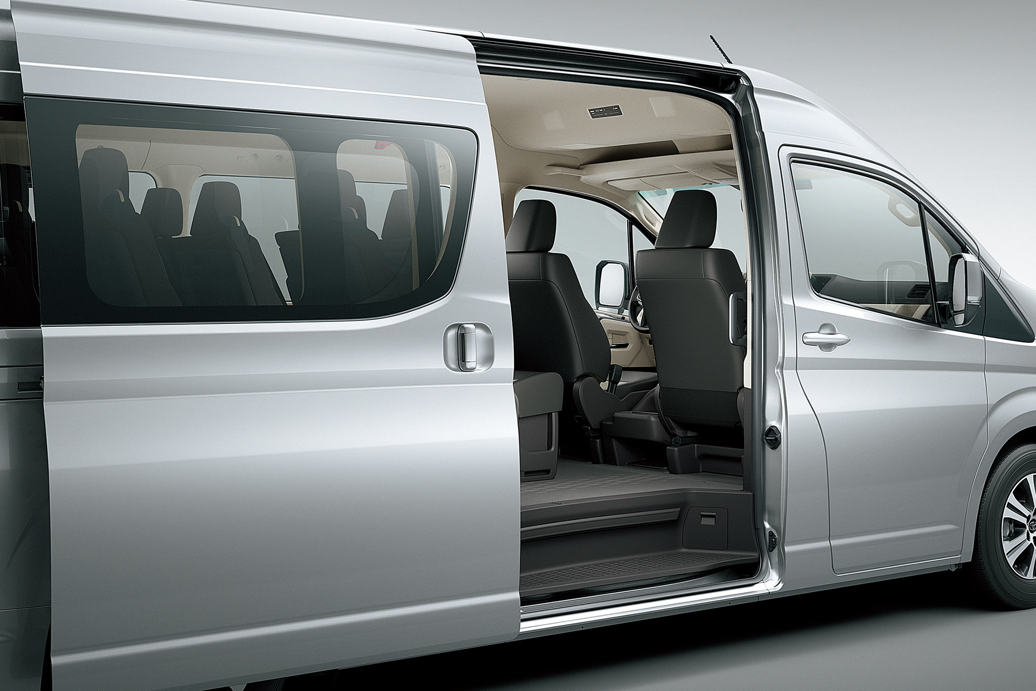 Toyota_Hiace_2019_Xe_Tinhte_05.jpg