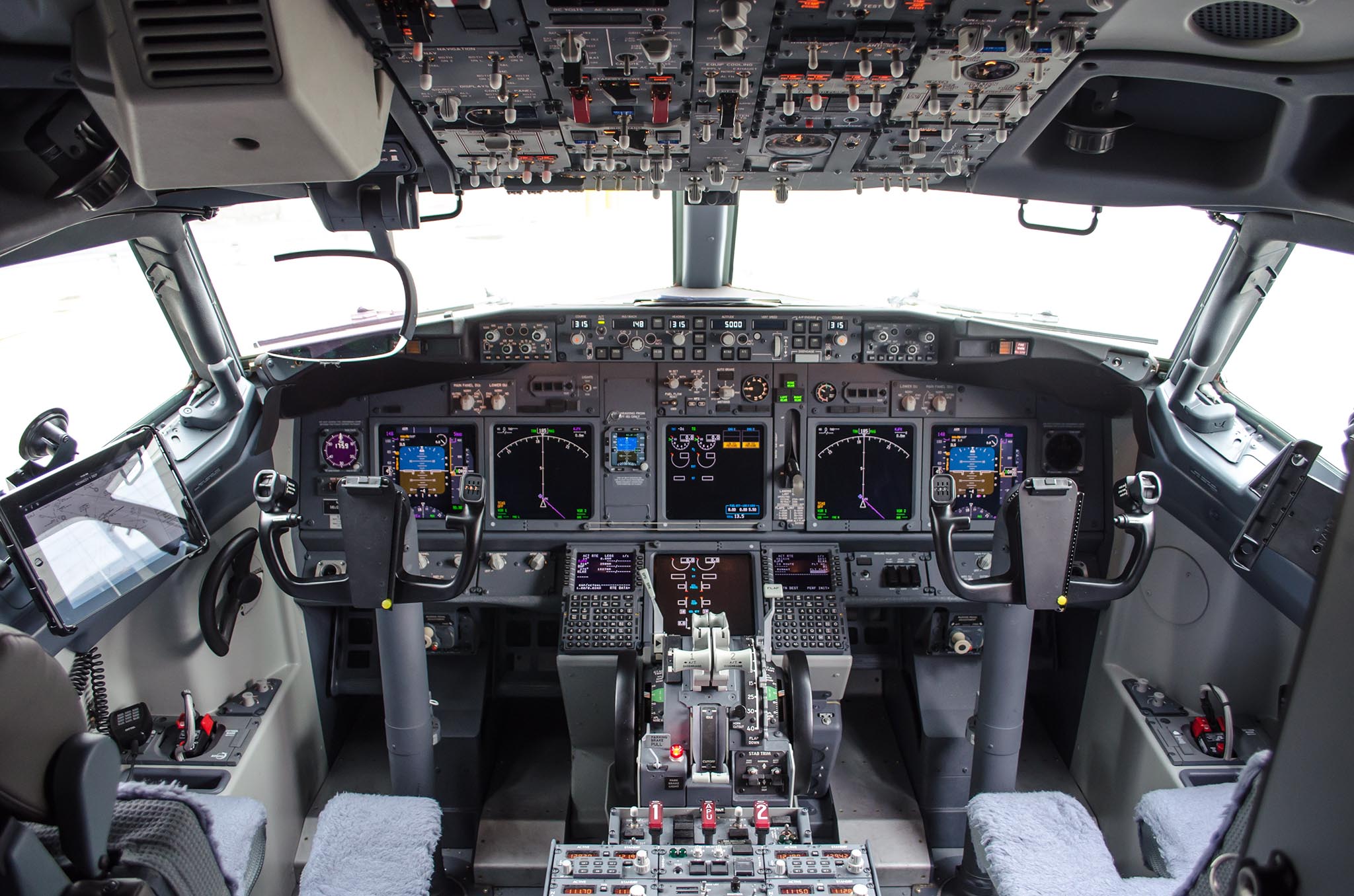 Boeing 737-800 Cockpit.jpg