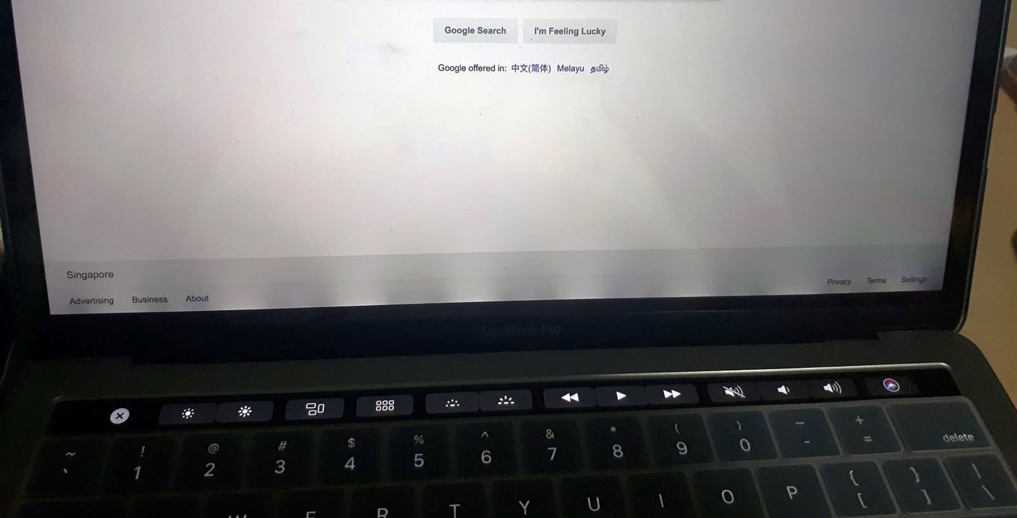 Перезагрузить макбук комбинация клавиш. Как закрыть программу на мак. Макбук кнопка оптион. Кнопка оптион на мак бук аир. Как включить макбук эйр.