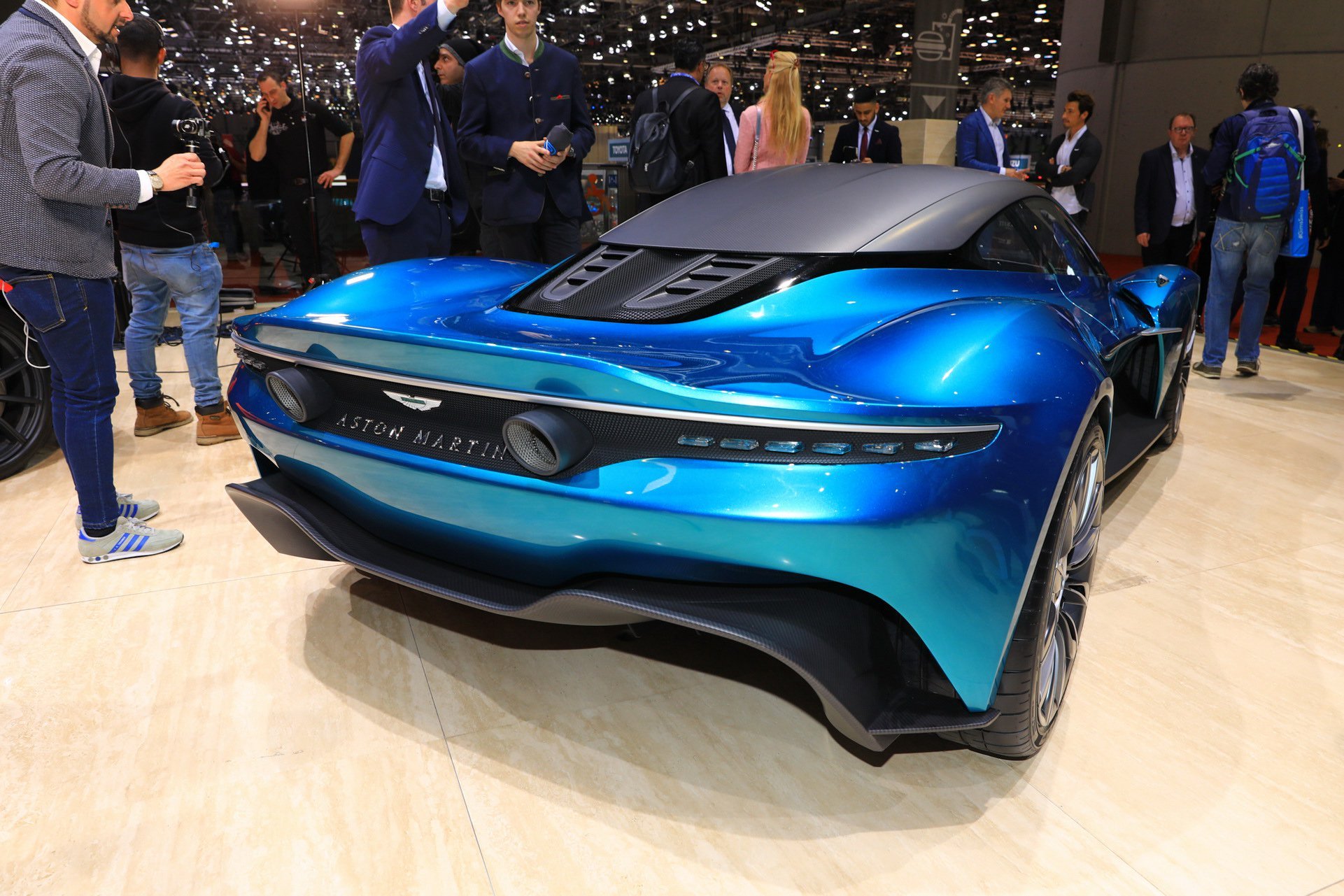 aston-martin-vanquish-vision-concept-13.jpg