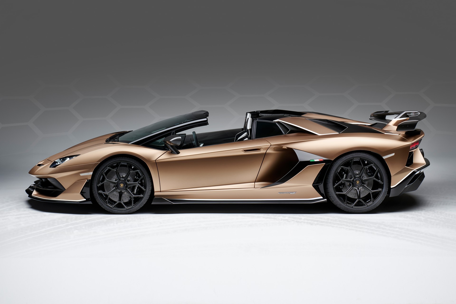 GMS19: Lamborghini Aventador SVJ Roadster 2019 - sản xuất giới hạn 800  chiếc,  USD