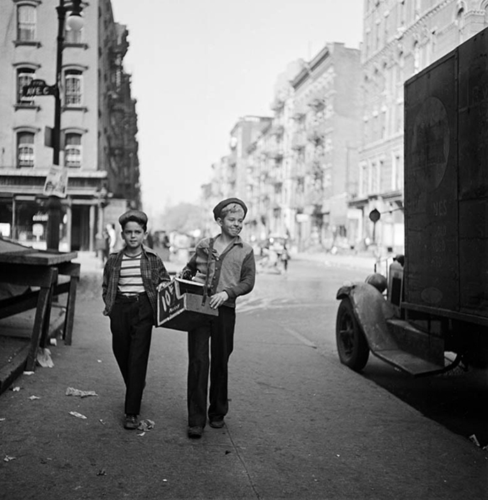 59ad1118ca7d1-vintage-photographs-new-york-street-life-stanley-kubrick-36-59a91cd8dad75__700.jpg