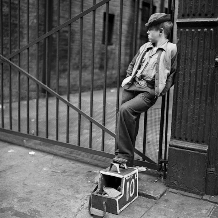 59ad1116a4b3d-vintage-photographs-new-york-street-life-stanley-kubrick-59a91f64df85b__700 (1).jpg
