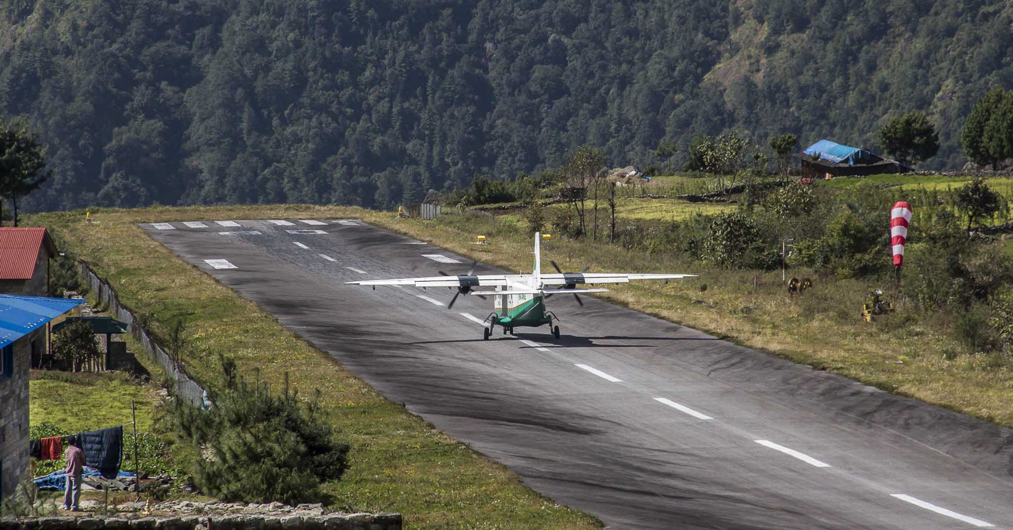Аэродром в скале. Аэропорт Лукла Непал. Аэропорт Лукла Непал взлетно-посадочная полоса. Лукла Непал поселок. Посадочная полоса Лукла Непал.