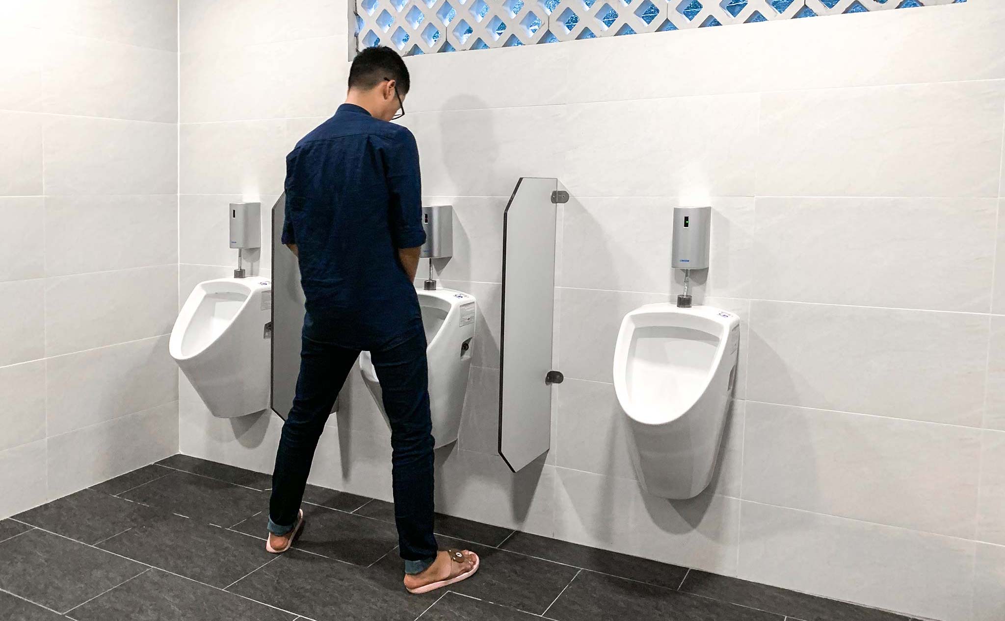 Tại sao một số người không thể “đi nặng” ở nhà vệ sinh công cộng?