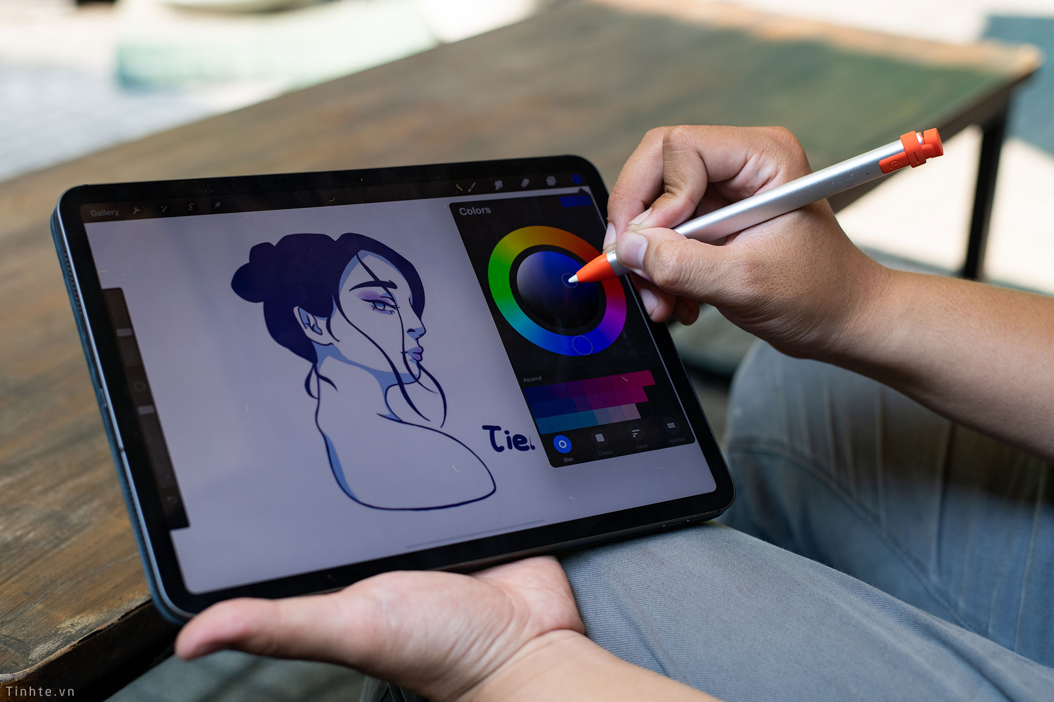 Với bút cảm ứng Logitech Crayon, việc vẽ và mô phỏng hình ảnh trở nên đơn giản và dễ dàng hơn bao giờ hết. Nhờ vào độ nhạy cảm và thiết kế thông minh, bạn có thể tạo ra những tác phẩm nghệ thuật tuyệt đẹp trên iPad chỉ trong vài phút.