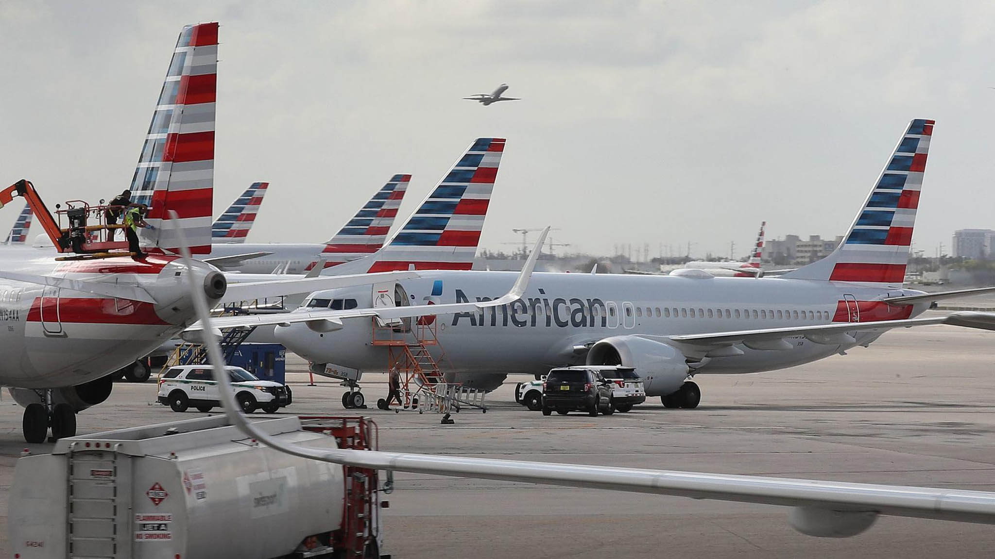 American Airlines 737 MAX đình bay.jpg