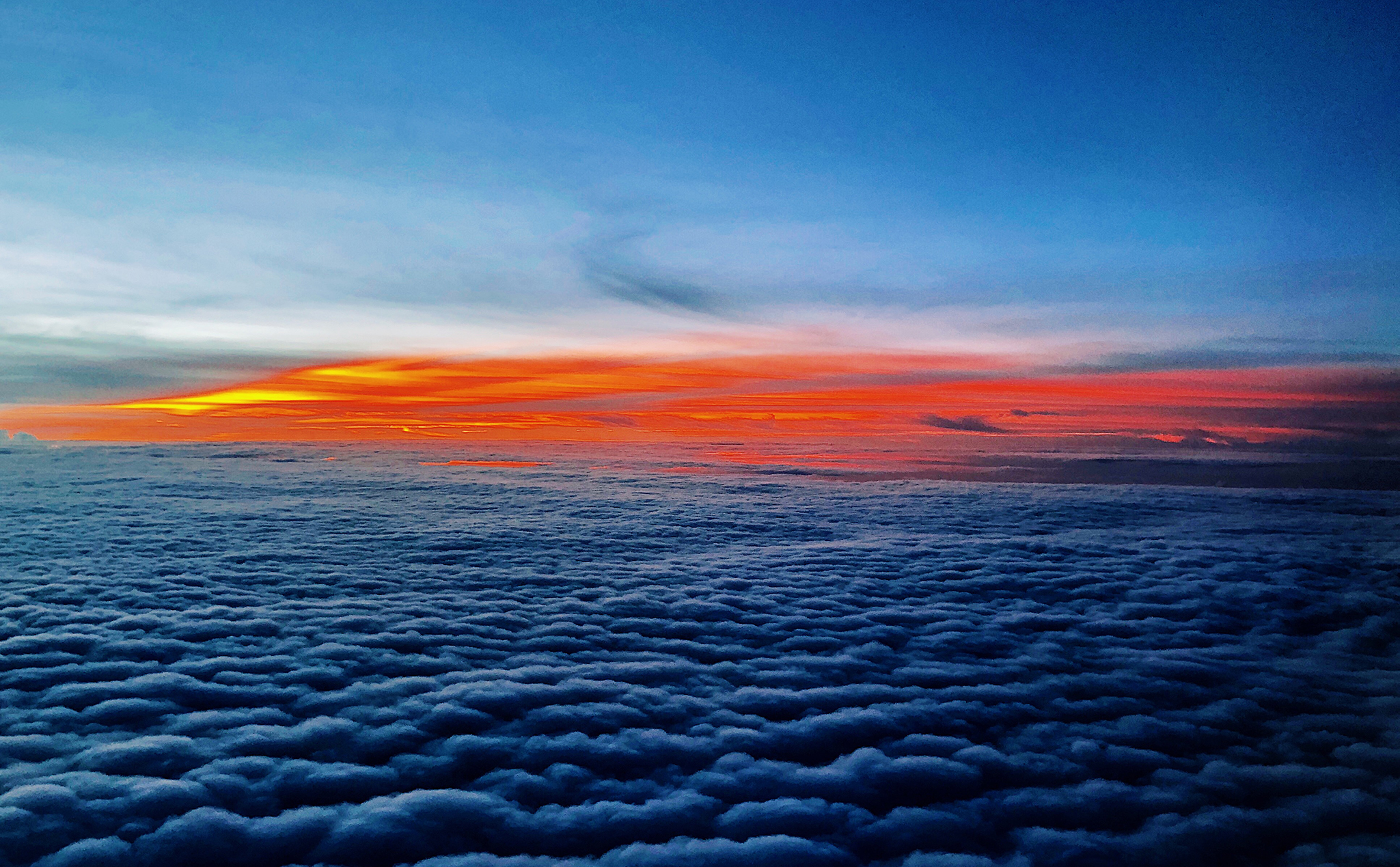 Nếu bạn yêu thích chụp ảnh và những chuyến bay thú vị, hãy thử ngồi ở vị trí ô cửa máy bay và chụp lại những cảnh tuyệt đẹp của bầu trời. Điều đó chắc chắn sẽ mang đến cho bạn những khoảnh khắc đáng nhớ.