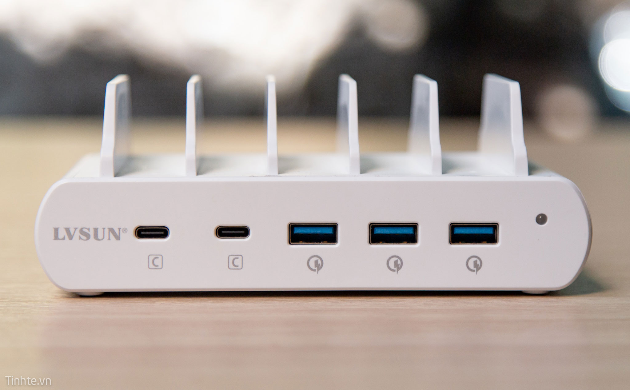 Trên tay cục sạc để bàn nhiều cổng LVSUN PD110T: 2 cổng USB-C PD, 3 cổng USB-A, 110W