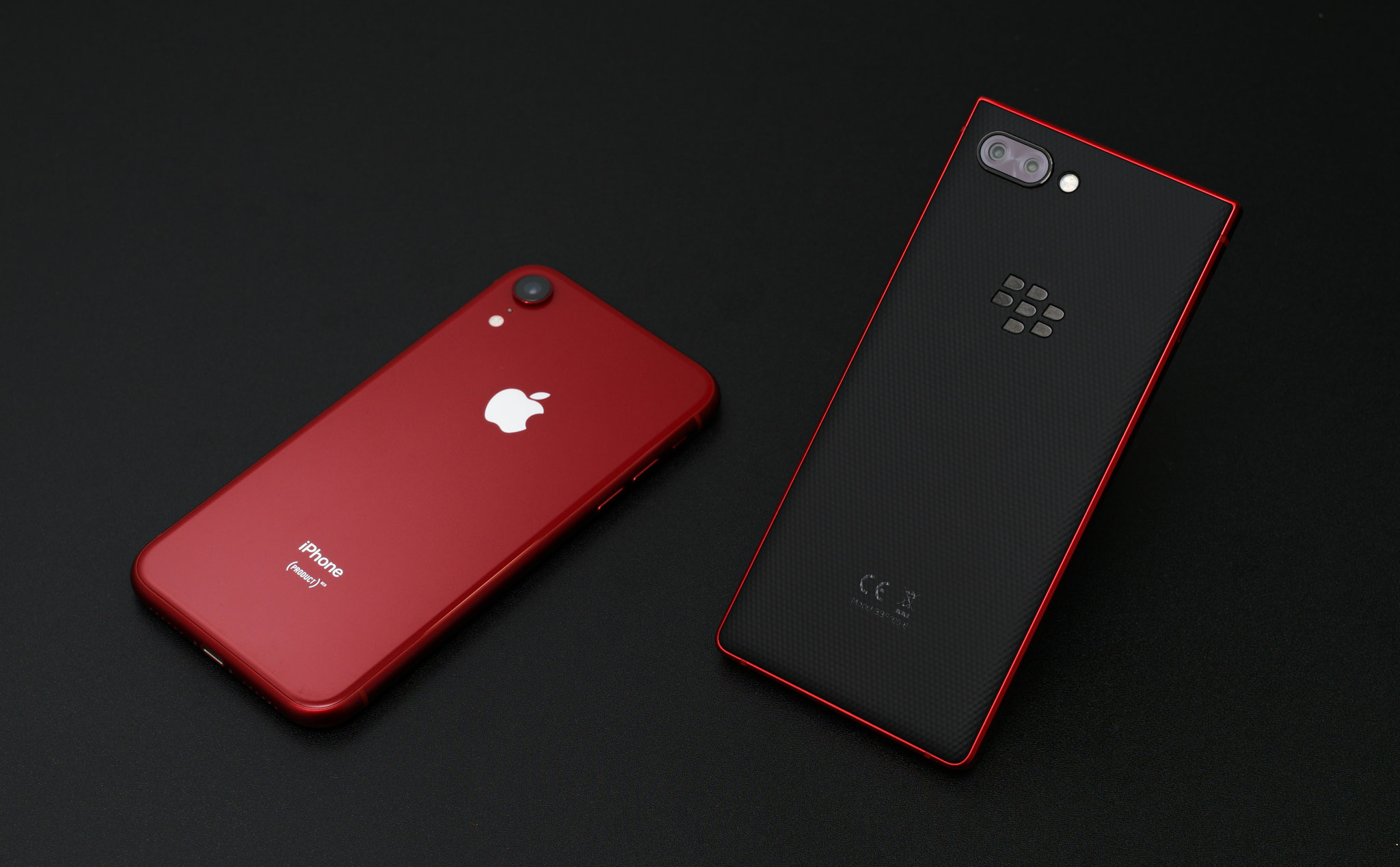 Sắm ngay chiếc iPhone XR phiên bản Product RED - màu sắc đầy sức sống và ấn tượng! Với thiết kế đẹp mắt và tính năng tuyệt vời, bạn sẽ không bao giờ hối hận khi sở hữu chiếc điện thoại siêu phẩm này. Hãy xem các hình ảnh liên quan để càng thêm tin tưởng vào sản phẩm này nhé!