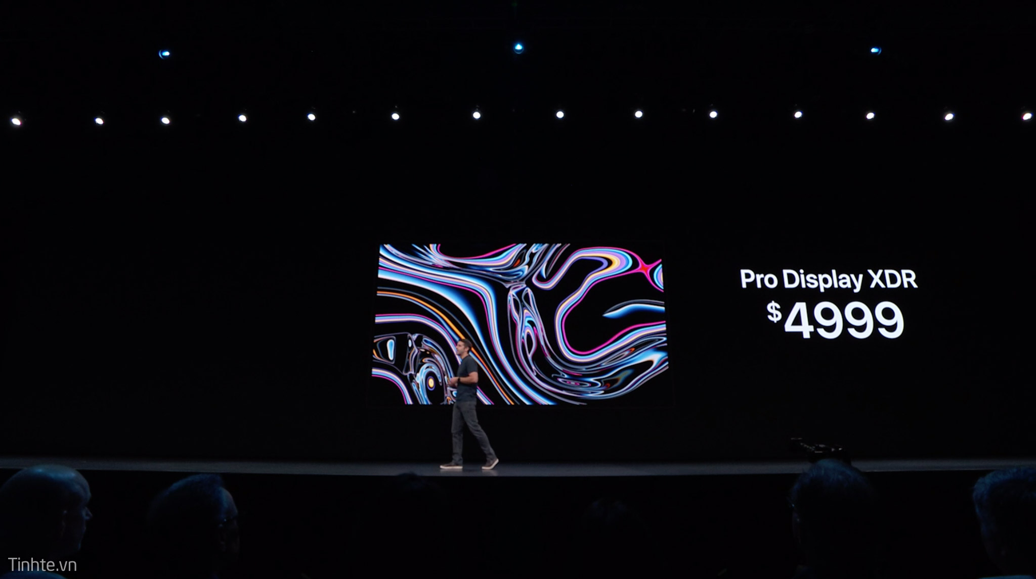 Apple_Pro_Display_XDR_--2.jpg