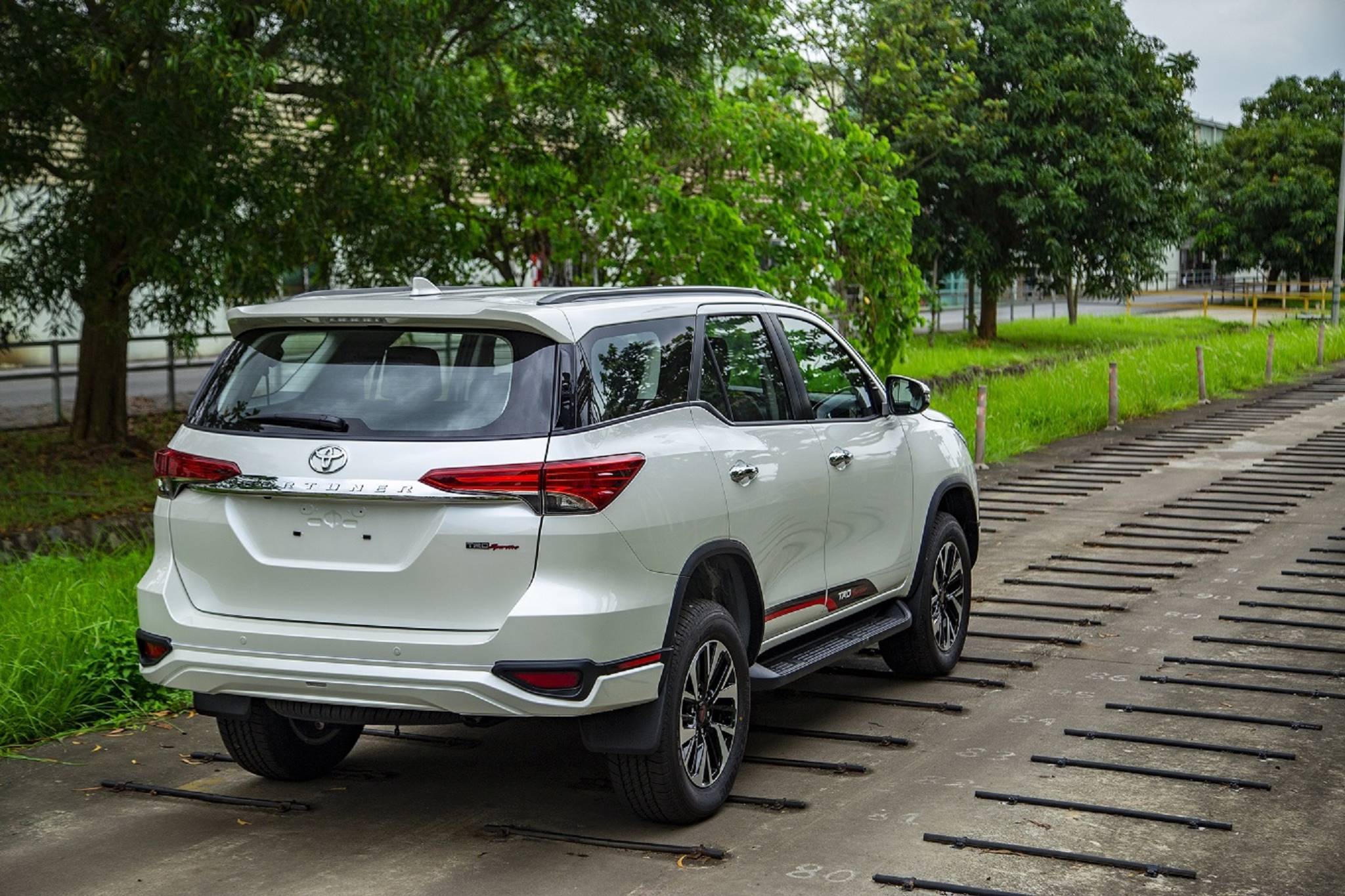 Toyota_Fortuner_TRD_2019_Lap_rap_Xe_Tinhte (1).jpg