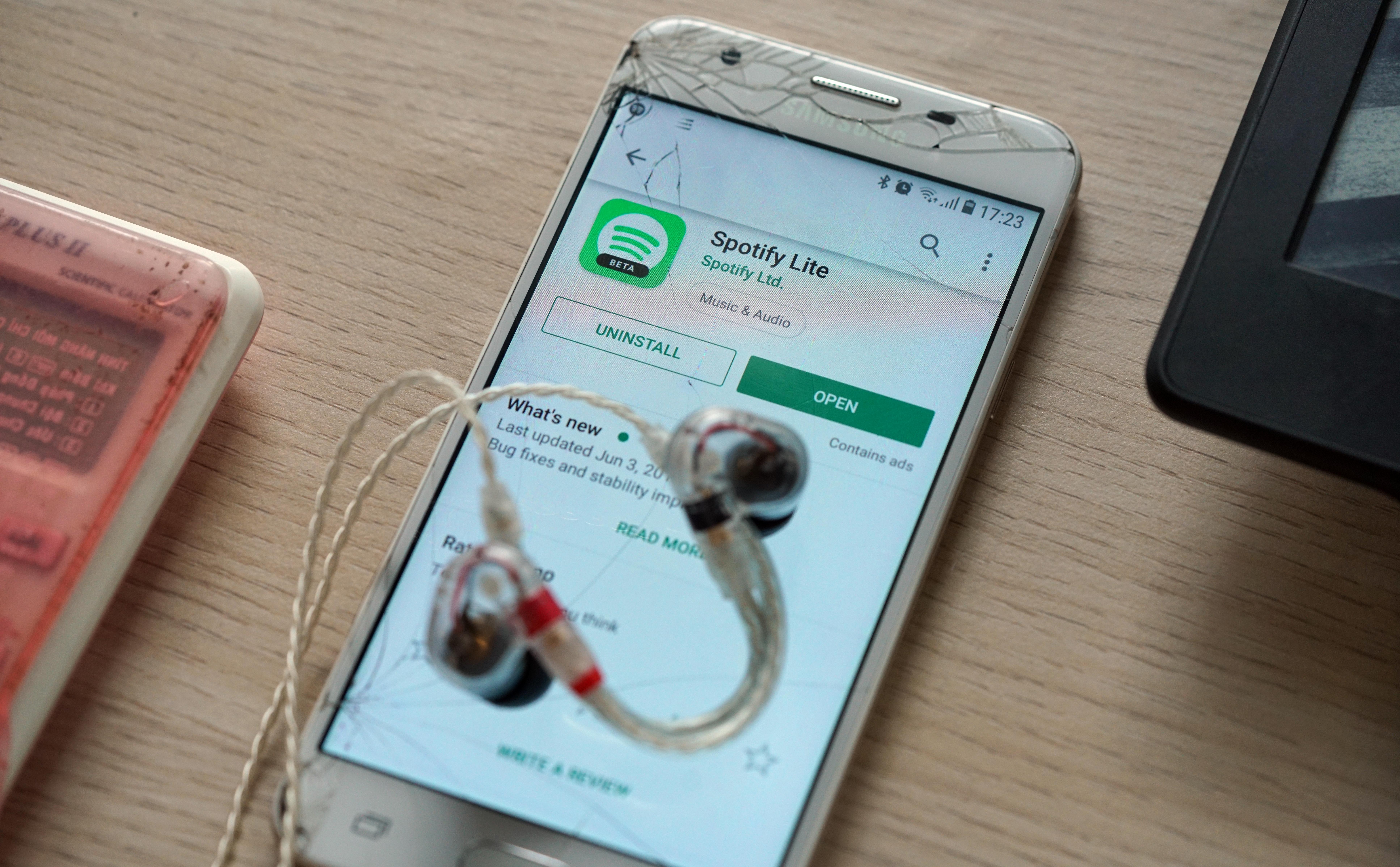 Nhạc luôn là một phần không thể thiếu trong cuộc sống của chúng ta, và Spotify Lite là một ứng dụng hữu ích giúp bạn có thể thỏa sức thưởng thức các bản nhạc yêu thích. Không chỉ tiết kiệm pin mà còn có thể lưu trữ nhiều bài hát, thật tuyệt vời phải không nào? Hãy vào hình liên quan để biết thêm thông tin nhé!