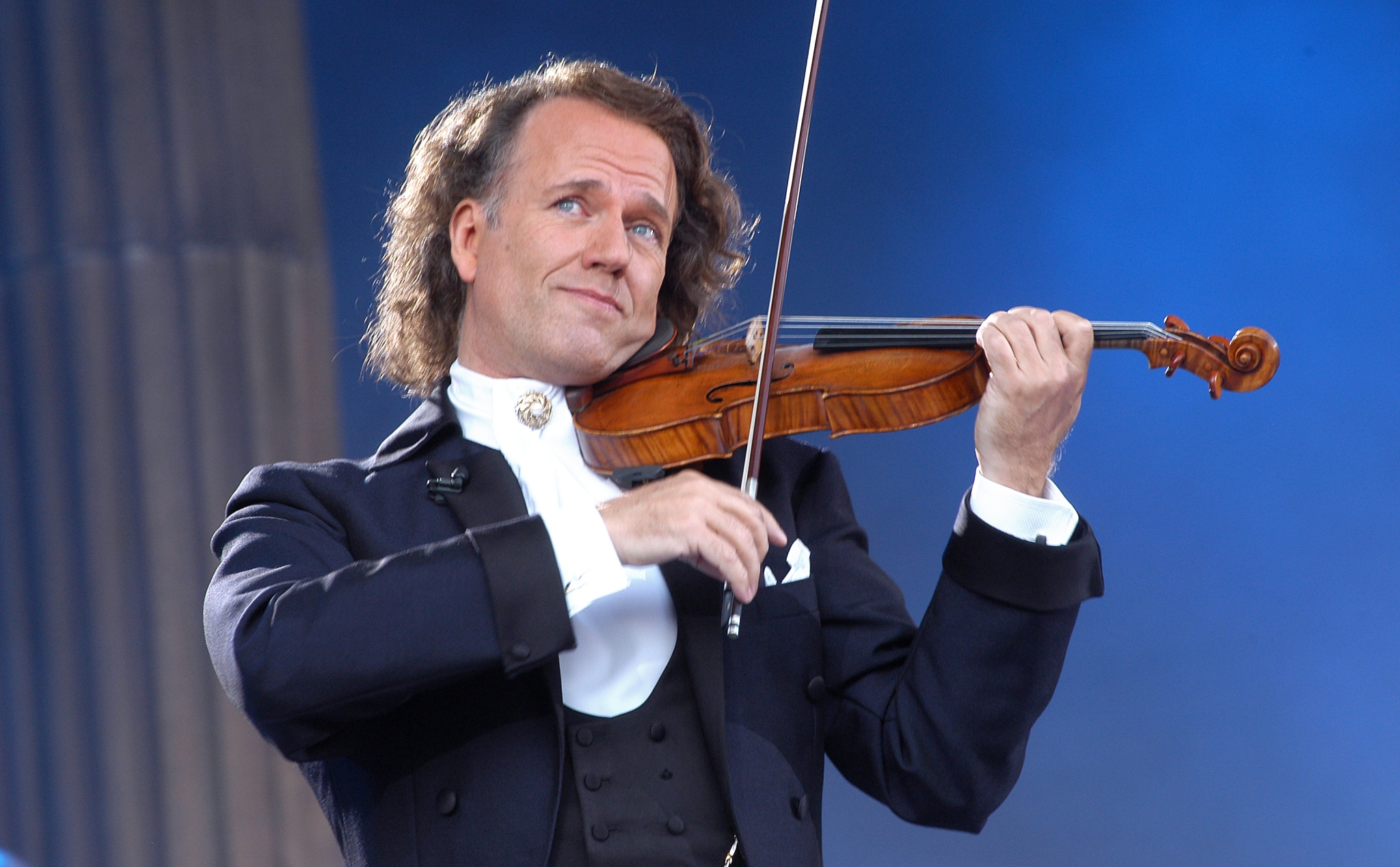 Nghệ sỹ André Rieu đóng góp 20.000 Euro mua lại nhạc cụ cho ban nhạc đặc  biệt vừa bị cướp