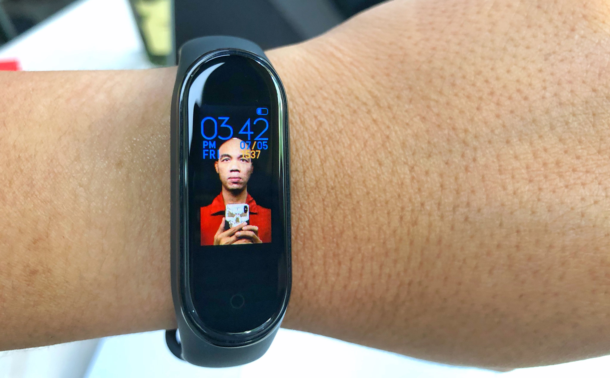 Xiaomi Mi Band 4 là một phụ kiện hoàn hảo cho những ai yêu thích công nghệ và sức khỏe. Hãy xem hình ảnh để khám phá tính năng cực kì đa dạng và tiện ích của chiếc đồng hồ thông minh này.