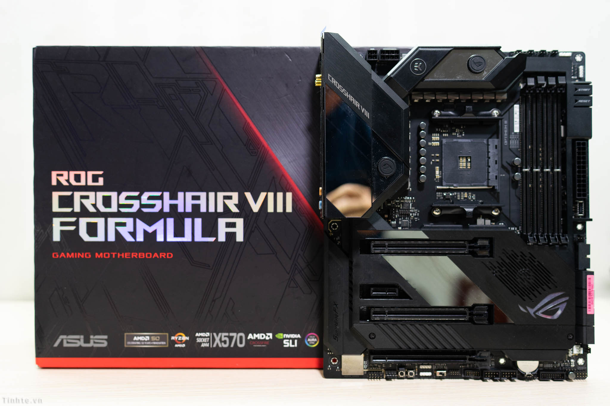 ASUS_X570_mainboard-1.jpg