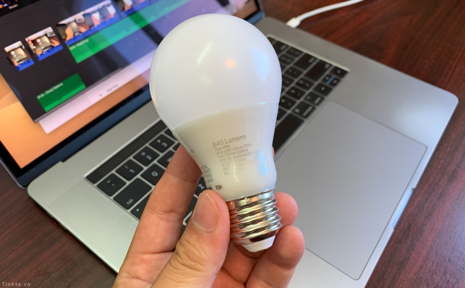 bong_philips_hue_den_trang_vang.jpg