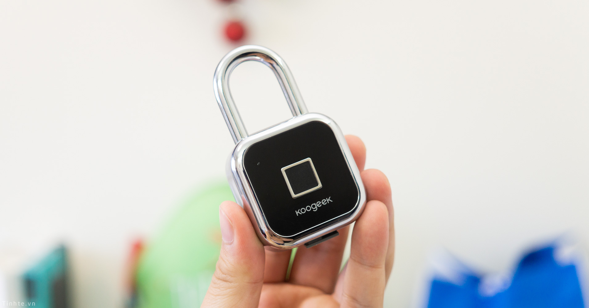 Ổ khóa thông minh vân tay và Apple HomeKit là một trong những sản phẩm tiên tiến nhất trong lĩnh vực nhà thông minh. Với sản phẩm này, bạn có thể mở khóa cửa của mình chỉ bằng một lần chạm ngón tay và các thiết bị nhà thông minh được kết nối với hệ thống Apple HomeKit cũng có thể được điều khiển qua công nghệ này.