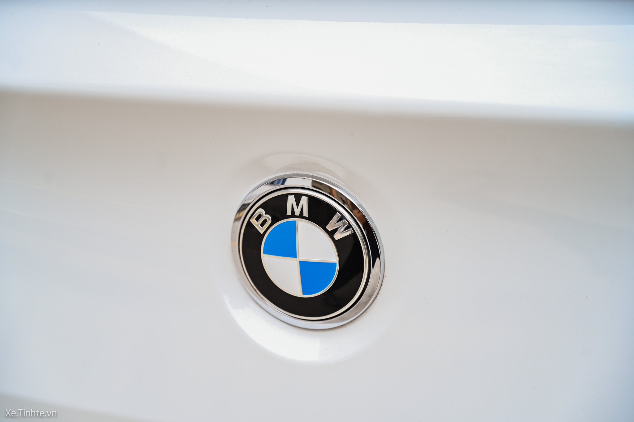 Camera-Trong-Logo-BMW-1.jpg
