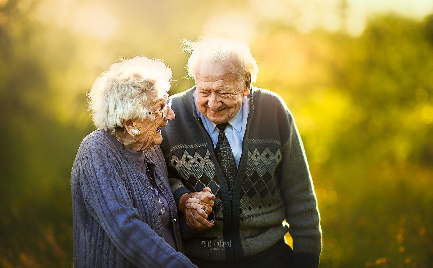 Những hình ảnh tình yêu về già sẽ làm bạn tan chảy. Cặp đôi cùng chia sẻ những khoảnh khắc đong đầy tình cảm và tình yêu, cùng trải qua mọi sóng gió của cuộc đời. Tình yêu thật tuyệt vời và khiến chúng ta thật sự sống đáng để yêu.