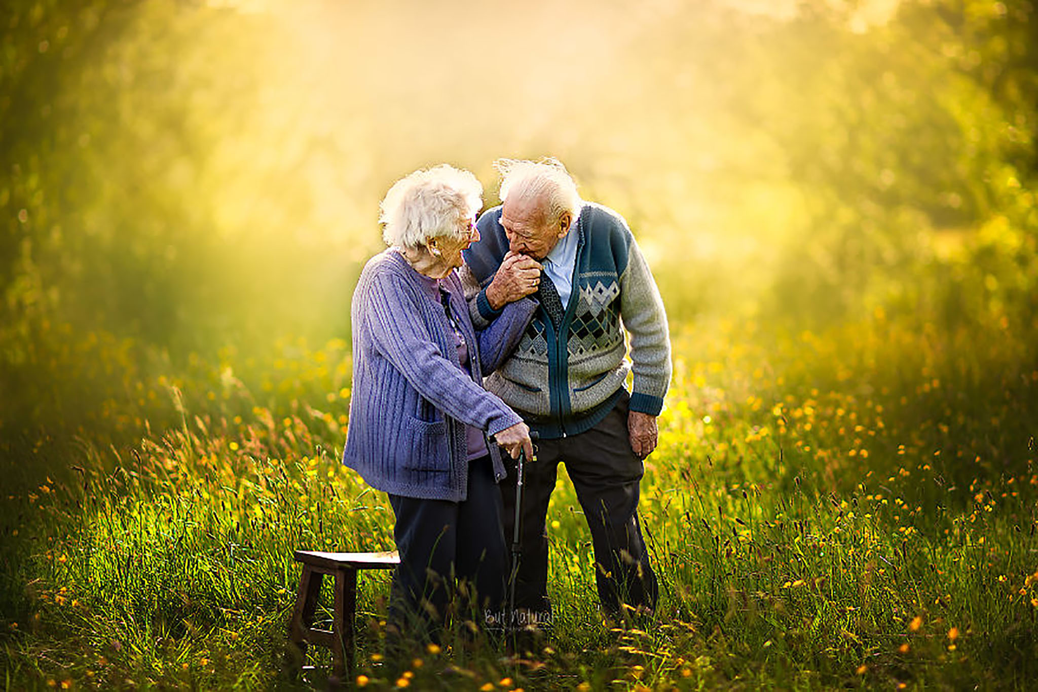 Tình yêu là sức mạnh và niềm hy vọng. Dù đã già nhưng cặp đôi này vẫn giữ được ngọn lửa tình yêu và cùng nhau trải qua những ngày đầy hạnh phúc. Bức ảnh của họ là một lời chúc phúc và hy vọng cho những người yêu nhau mãi mãi.