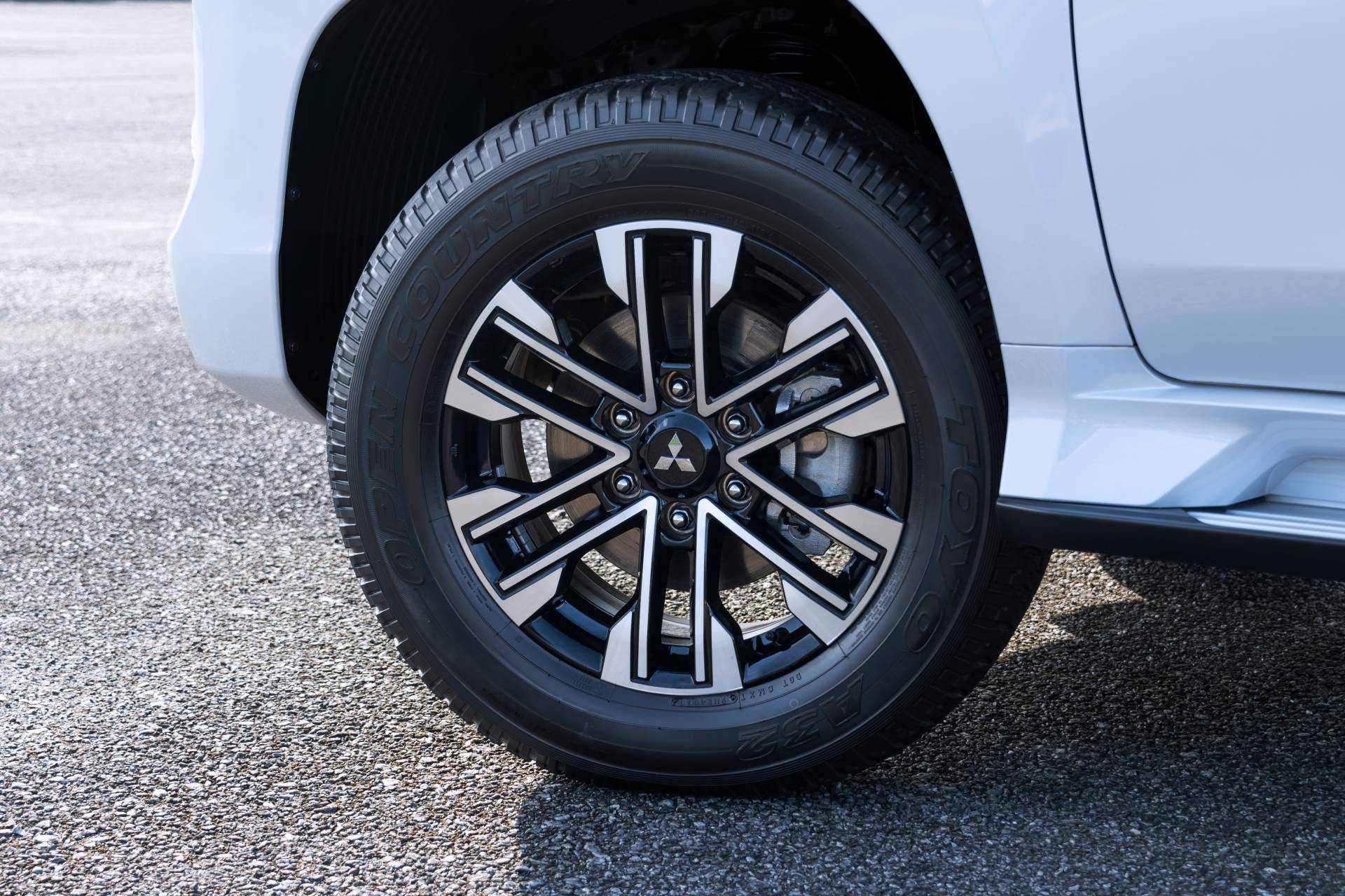2020-mitsubishi-pajero-sport-17.jpg