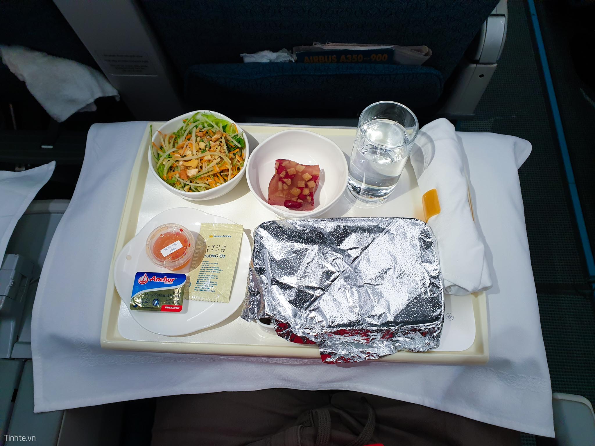 vna_premium_economy_flight_15.jpg