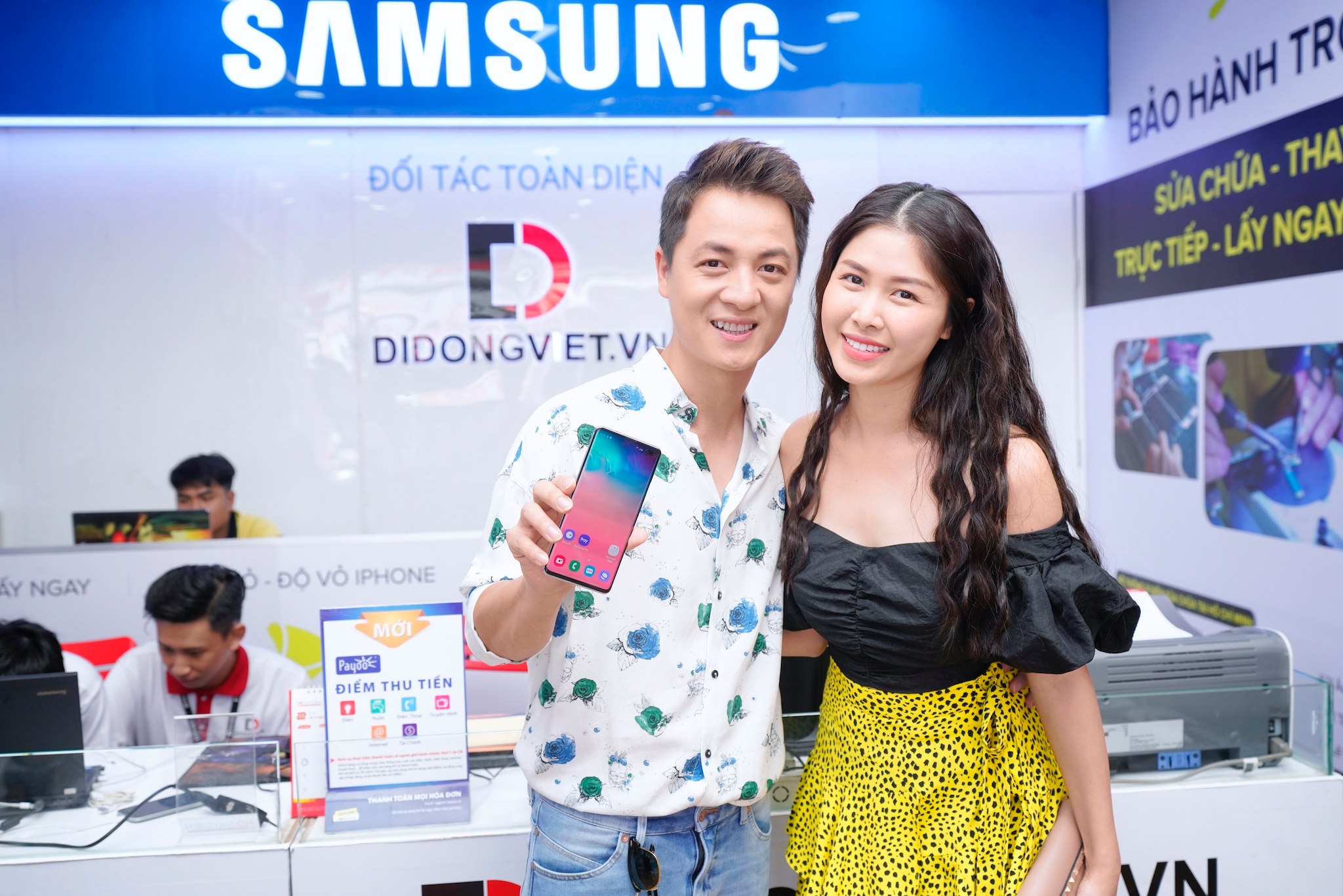 ca-si-dang-khoi-dat-mua-galaxy-s10-plus-didongviet.jpg