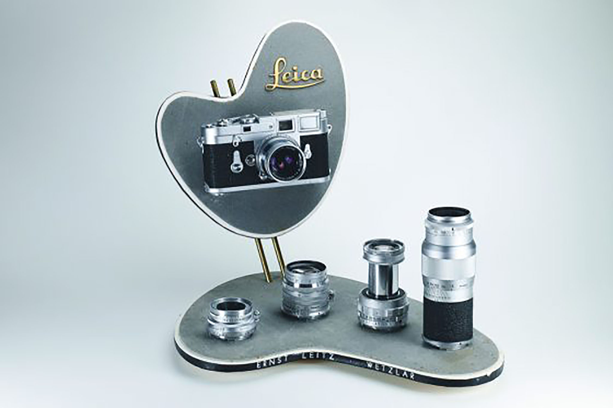 Leitz-Showcase-Stand-Leica-M3-560x373.jpg