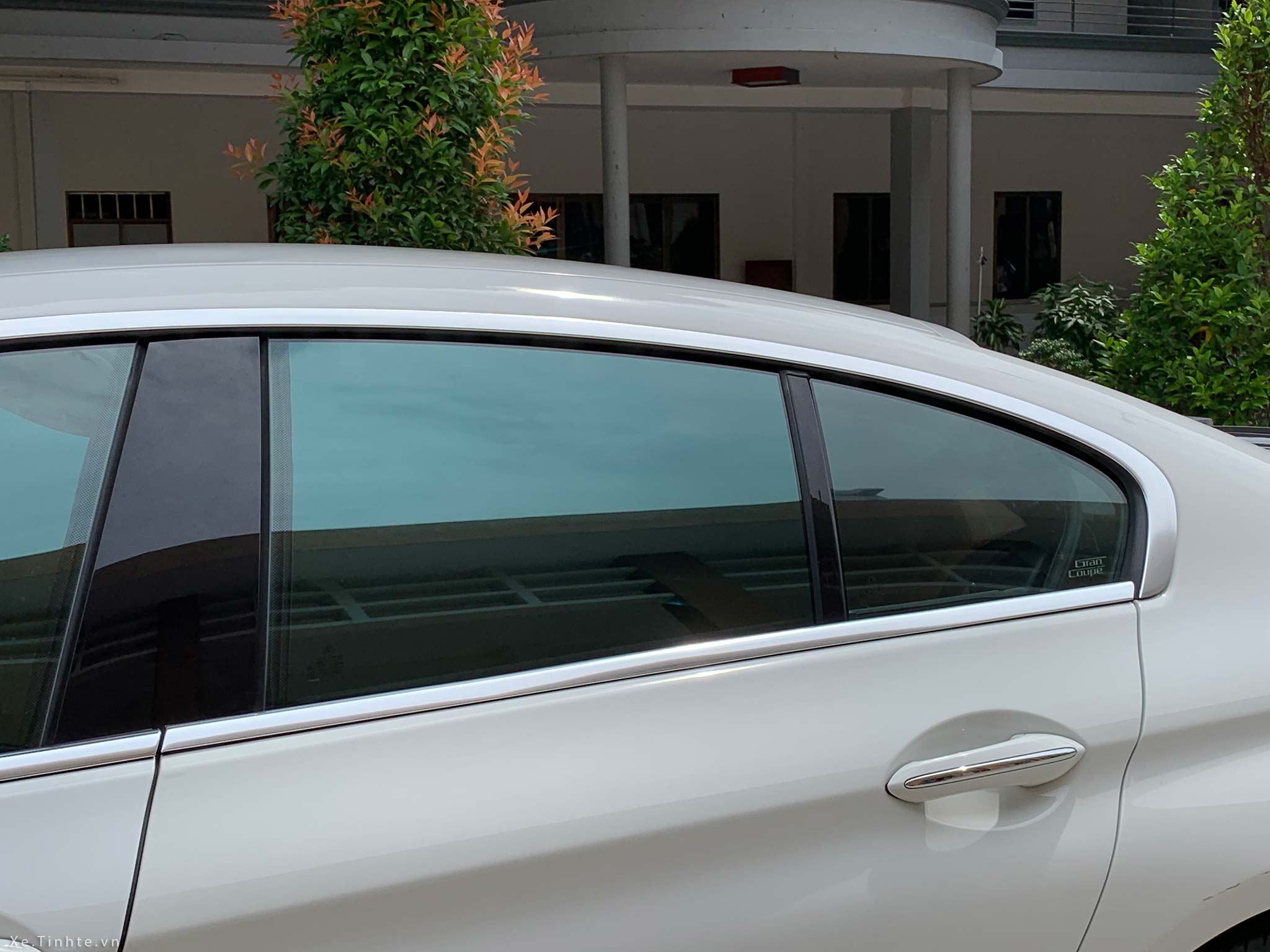 Tại sao bên hông xe hơi thường có khung cửa kính cố định phía sau