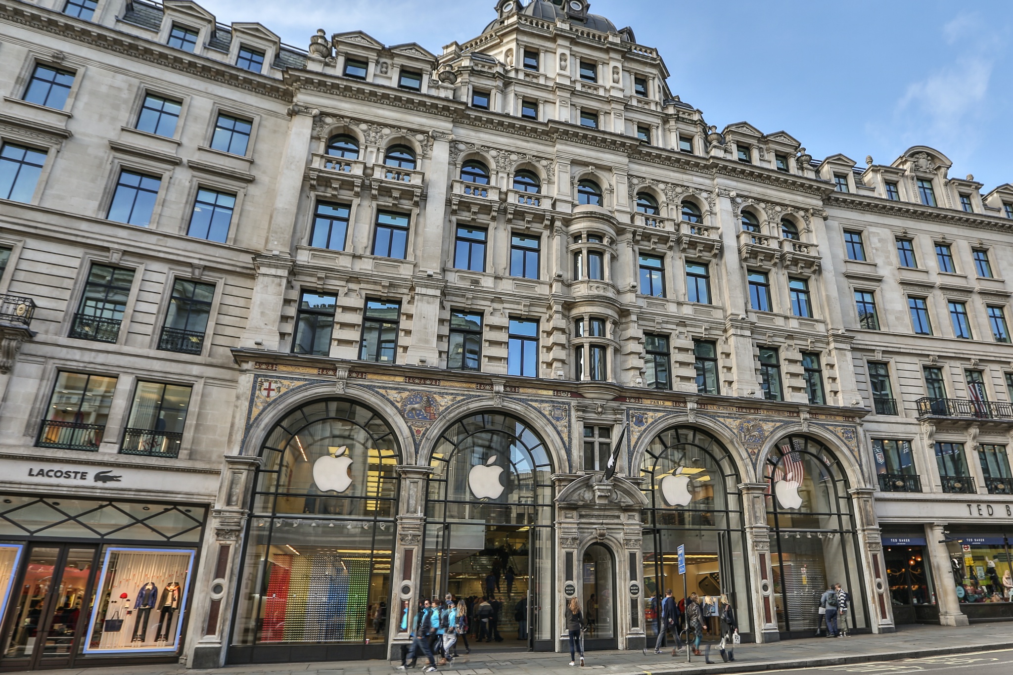 Regent_Street_Apple_Store,_London_12297897574_o.jpg