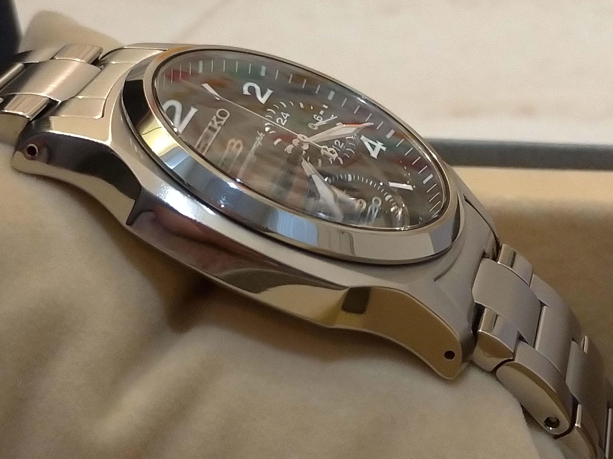 Làm đồng hồ từ titanium và sứ ngon hơn ở điểm nào? Vì sao chúng không nhiều  như thép?