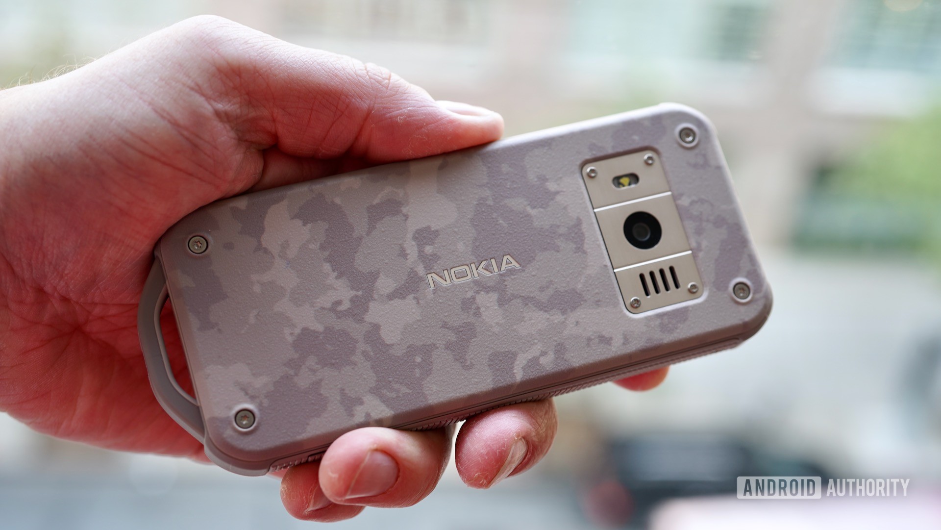 Nokia-800-Tough-camo-rear-in-hand.jpeg